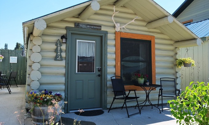 Cooke City-Silver Gate Cabin | Cozy Cabin 4 Miles to YNP and 20 Minutes from the Lamar Valley!