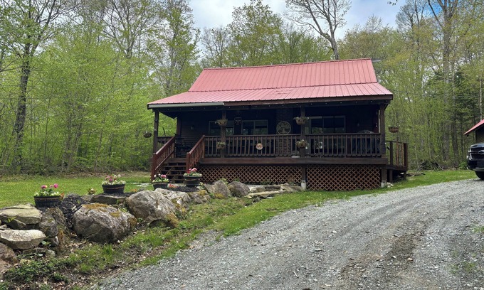 Woodford Cabin | Cozy Cabin & 700 SQ FT Fun-Filled BarnnVAST Access nNear Mt Snow & Prospect Mt