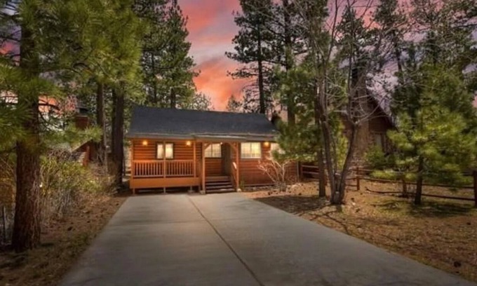 Big Bear Lake Cabin | Cozy Cabin, A/C, Hot Tub, Tankless Water Heater, Jacuzzi, Full Kitchen