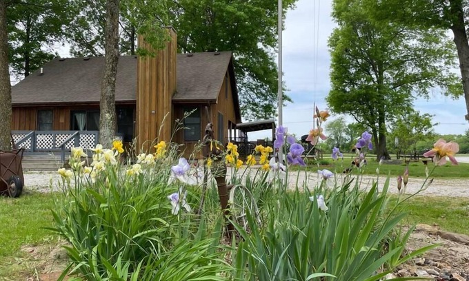 Clinton House | Cozy Cabin by Bucksaw Marina, Truman Lake