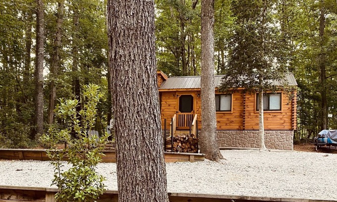 Louisburg Cabin | Cozy cabin by the lake