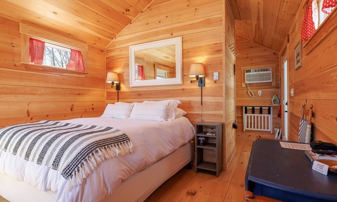 Sandy Point Cabin | Cozy cabin close to Acadia NP in Mid-Coast Maine! New Sauna! - Cabin #2 Maple