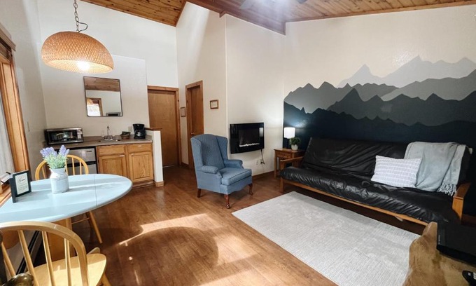 Woodland Park Bed & Breakfast | Cozy Cabin close to downtown Woodland Park