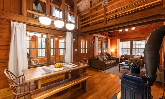 North Conway Cabin | Cozy Cabin Couture, hottub, dogs
