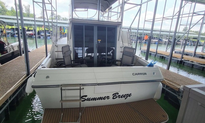 Lenoir City Boat Rental | Cozy cabin cruiser at beautiful WindRiver Marina in Lenoir City, TN