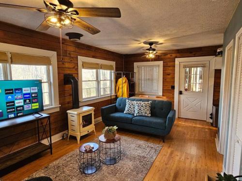 Mars Hill House | Cozy Cabin, Foliage, Hot Tub, Wi Fi, Fireplace