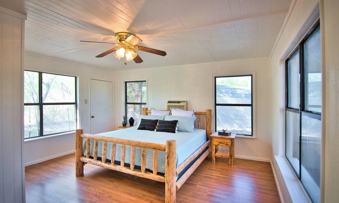 Fredonia Cabin | Cozy cabin for 2, 9 miles N. of Mason with WiFi, AC, hiking starry nights.
