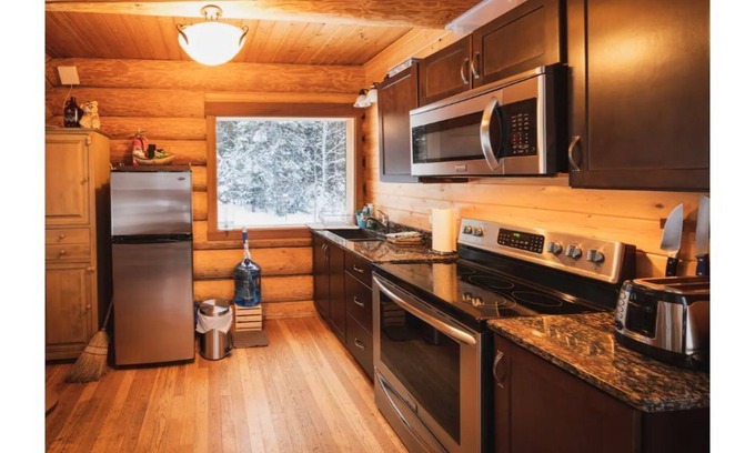 Golden House | Cozy cabin for couples to unplug in the Blaeberry