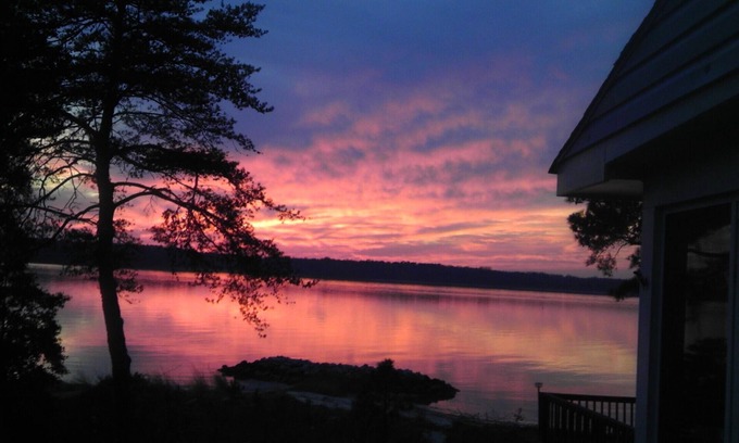 Gloucester Point Cabin | Cozy Cabin Getaway with Beautiful Sunsets on York River, minutes from Yorktown