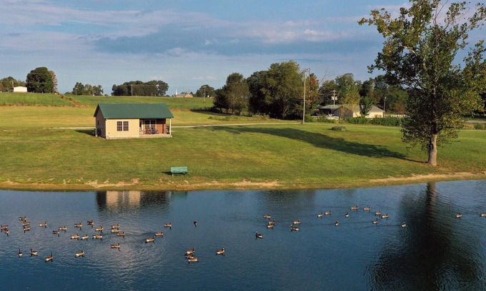 Smiths Grove House | Cozy cabin getaway - Country setting - pond with walking trail