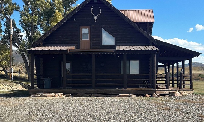 Meeker Cabin | Cozy cabin in beautiful Meeker, CO-10 miles from town, perfect for OHV travelers