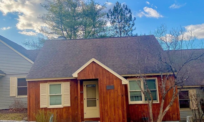 Hancock Resort | COZY CABIN IN BERKSHIRES RESORT. SKI IN AND OUT. PET FRIENDLY.