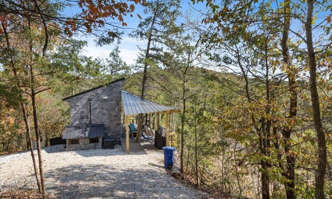 Rockhouse Cabin | Cozy cabin in charming Eureka Springs with WiFi and AC