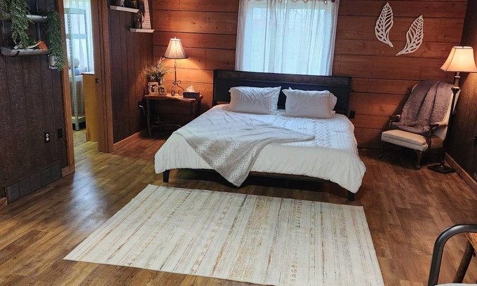 Marshalltown Cabin | Cozy cabin in charming Marshalltown with AC