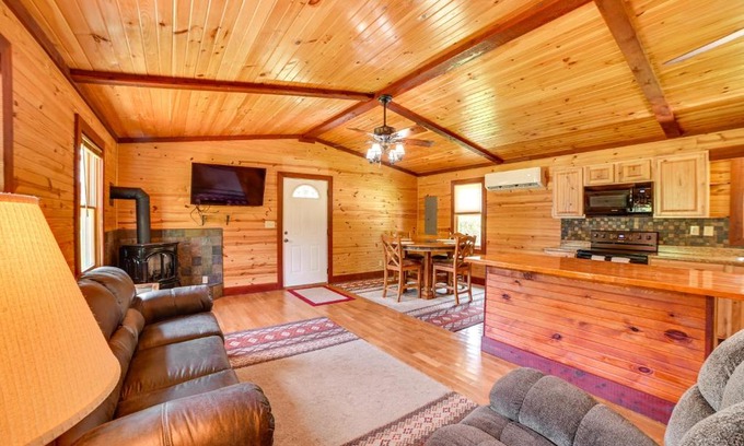 Hardin House | Cozy Cabin in Hardin about 1 Mi to Kentucky Lake!