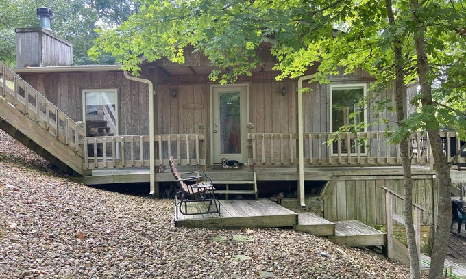 Gravois Mills Cabin | Cozy Cabin in Quiet Cove with Private Boat Dock