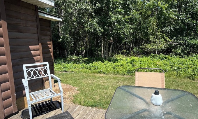Elm Hall Cabin | Cozy cabin in Riverdale with outdoor adventures near bike trails and the casino.