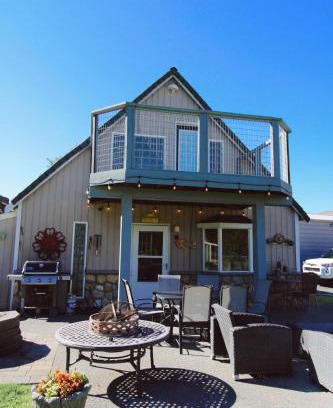 Sunland Estates Ski Chalet | Cozy Cabin in Sunland Estates
