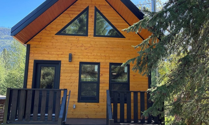Argenta Cabin | Cozy cabin in the Lardeau valley. Start your adventures here!
