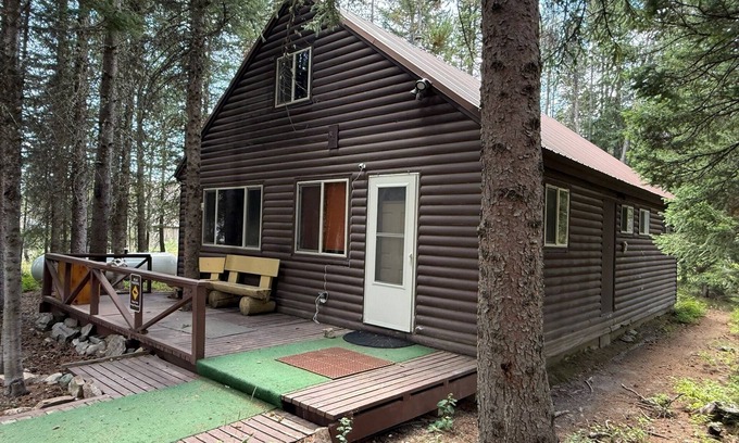 Island Park Cabin | Cozy Cabin in the Woods. 25 minutes to Yellowstone National Park