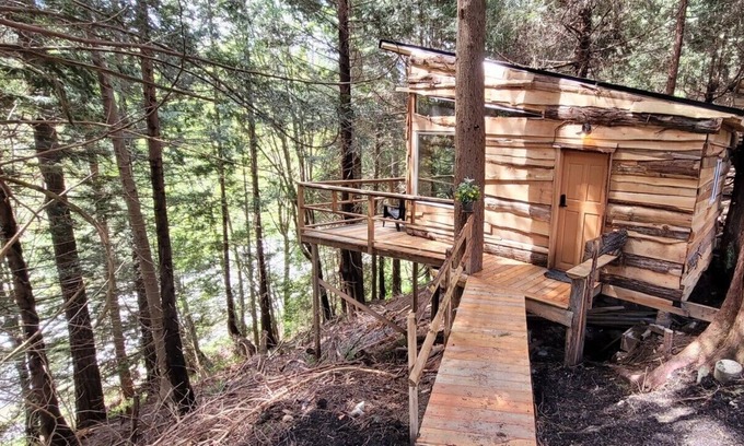 Langdale Cabin | Cozy cabin in the woods minutes from ferry