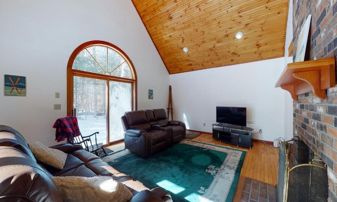 South Londonderry House | Cozy Cabin in the Woods