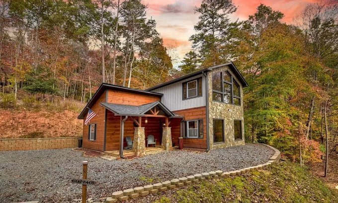 Ellijay House | Cozy Cabin in the Woods, hot tub, deer sightings, perfect location