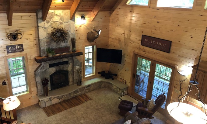 Valders House | Cozy Cabin in the Woods with fishing and golf nearby