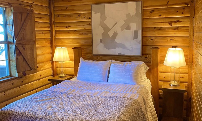 Mena Cabin | Cozy Cabin, Jacuzzi Tub, Kitchenette, Screened in Porch, Mountain Views.