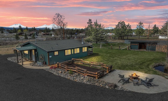 Bend Cabin | Cozy cabin just outside Sisters, pet friendly, great Mountain View’s, WiFi, & AC
