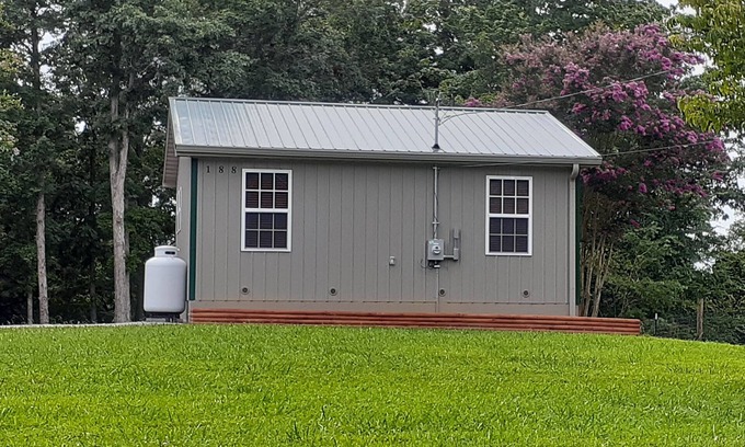 Monticello Cottage | Cozy cabin minutes from Lake Cumberland with room for your boat.