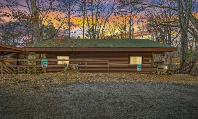 Bryson City Cabin | Cozy cabin minutes from downtown Bryson City/Tail of the Dragon. Pet-Friendly!