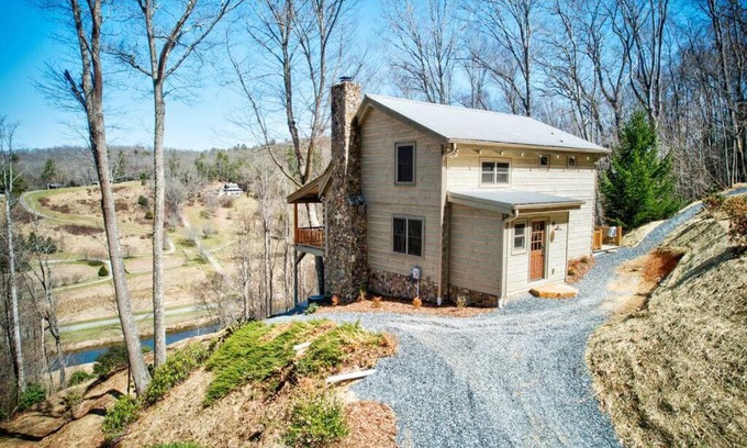 Boone House | Cozy Cabin + Mt View/River/Hot Tub/Pool Table