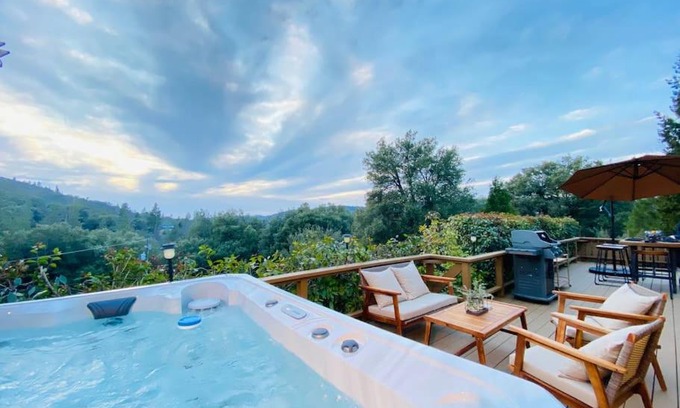 Oakhurst Ski Chalet | Cozy Cabin Near Yosemite & Bass lake, Breathtaking Views & Private Hot Tub, BBQ, Nature Getaway