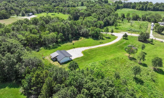 Stoutsville Cabin | Cozy Cabin on 3 acres 1 minute from boat ramp!