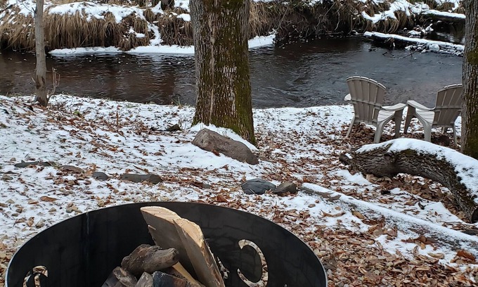 Hinckley Cabin | Cozy cabin on the bank of Bear Creek with a hot tub to relax in!