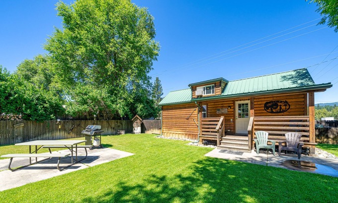 Northport Cottage | Cozy cabin on the edge of town.
