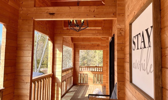 Huntsville Cabin | Cozy Cabin Overlooking Arrowhead Provincial Park and the Big East River