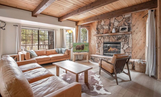 Peter Pan House | Cozy Cabin, pet friendly, minutes boat launch and ski resort! Parking for 3 cars