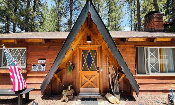 Big Bear Lake Cabin | Cozy Cabin Retreat Oktoberfest Couples & Family Escape 1mi to Lake Spa Firepit