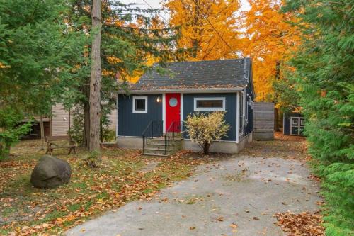 Innisfil House | Cozy Cabin Retreat Hot Tub and Fire Pit