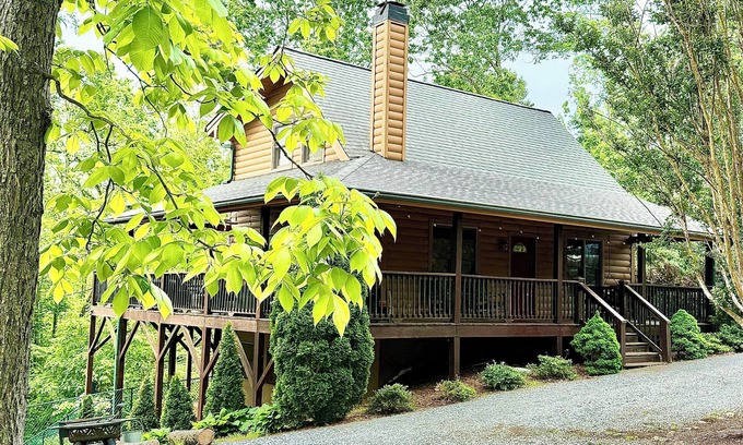 Vein Mountain Cabin | Cozy Cabin Retreat! Hot Tub, Games, Fire Pit & more! Family & Pet Friendly!