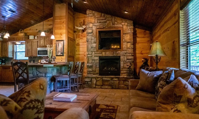 Smithville Cabin | Cozy Cabin Retreat in Gated Community Kayaks & Fire Pit Included