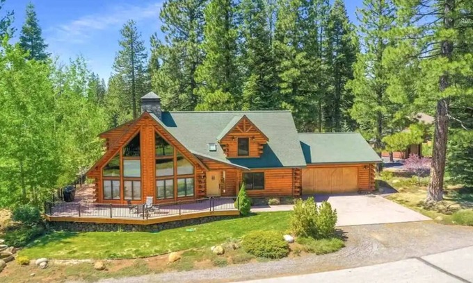 Bailey Creek Cabin | Cozy Cabin retreat located in the center of Bailey Creek Golf Course