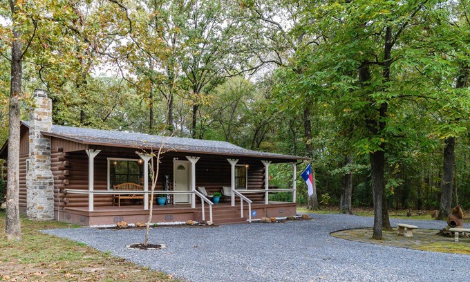 Mount Vernon Cabin | Cozy Cabin Retreat on 2 acres with Walking Path - 5 mins from Lake Access!