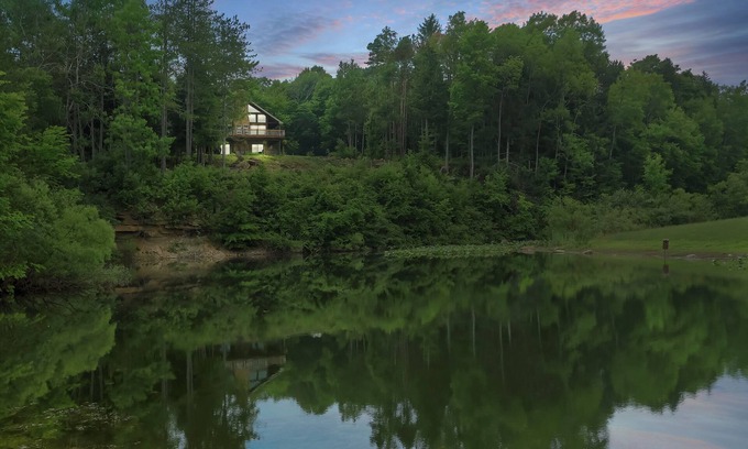 Branchton Cabin | Cozy cabin retreat with private lake