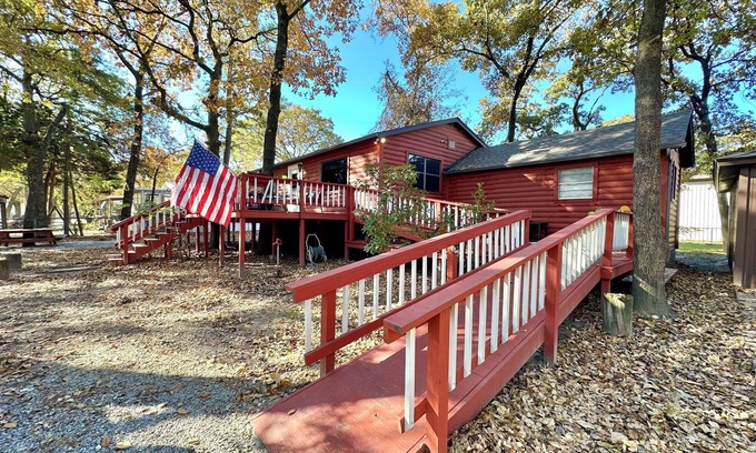 Kingston House | Cozy Cabin @ Sandy Lake - near rampnHot tub w/shower,Boat/SBS/jet skies parking