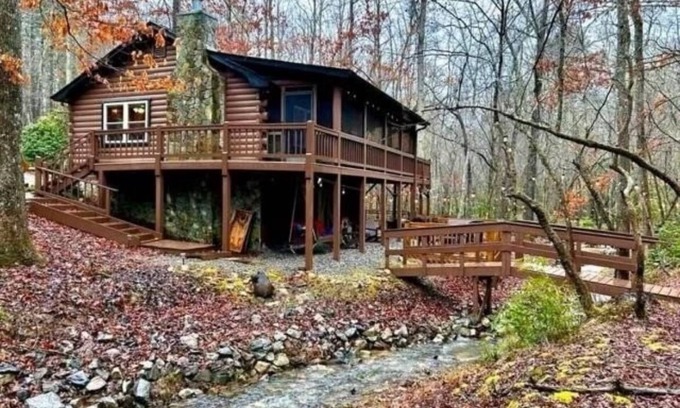 Blairsville Cabin | Cozy cabin sitting directly on multiple creeks for the most relaxing stay.