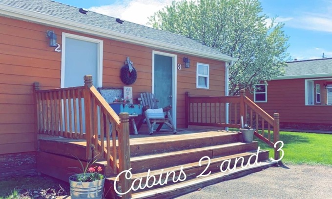 Napoleon Cabin | Cozy cabin. Sleeps 2. Includes mini fridge, microwave, Wi-Fi and outdoor space!