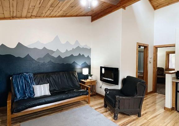 Woodland Park Bed & Breakfast | Cozy Cabin suite bed and breakfast